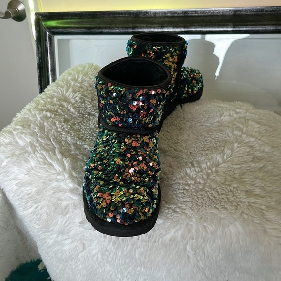 Sequin Embellished Boots Ugg ankle high boots in black leather and fur - Picture 4 of 6
